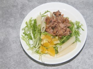 12、金枪鱼通心粉沙拉,把除沙拉酱之外的所有食材放一块