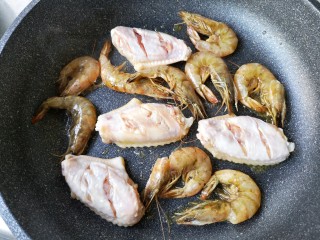 8、麻辣香锅——麻辣界的扛把子,下入腌好鸡翅（未打花刀一面先入锅）和虾中小火煎。