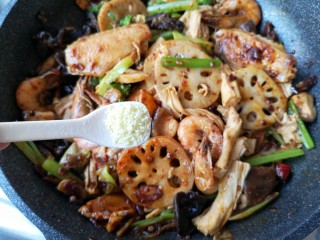 19、麻辣香锅——麻辣界的扛把子,撒入适量的白糖提鲜，根据个人口味适量加入鸡精调味。（辣椒酱和黄豆酱都有咸味，可以不用再加盐了）