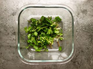 5、川香水煮鱼,切成小段备用。