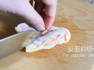 2、可乐鸡翅真的没有你想象的那么难，快来学！,背面斜切一刀