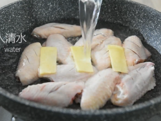 5、可乐鸡翅真的没有你想象的那么难，快来学！,倒入清水