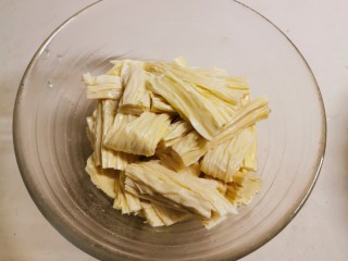 5、凉拌腐竹黄瓜,捞出备用