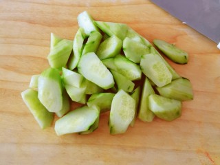 7、凉拌腐竹黄瓜,切块