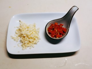 8、凉拌腐竹黄瓜,蒜切碎 剁椒备好