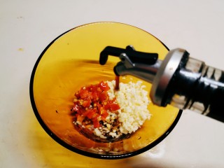 9、凉拌腐竹黄瓜,蒜末和剁椒放入碗里 倒入生抽