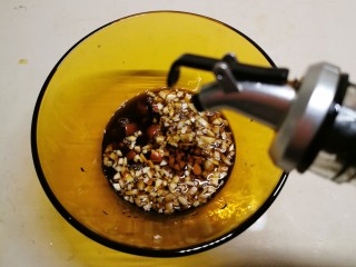 10、凉拌腐竹黄瓜,倒入醋