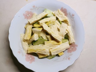 13、凉拌腐竹黄瓜,腐竹和黄瓜块一同放入拌菜盆里
