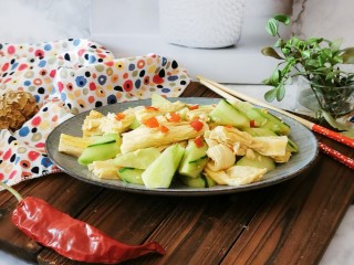 16、凉拌腐竹黄瓜,装盘食用