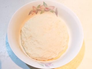 7、自制健康油条,揉成光滑的面团