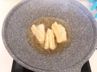 20、自制健康油条,油条定型后要不停的翻动,