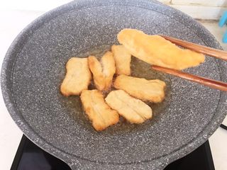 22、自制健康油条,油条受热均匀,非常蓬松,已经熟了