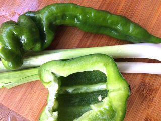 2、辣子蒜苗回锅肉,辣子蒜苗洗净备用