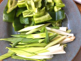 4、辣子蒜苗回锅肉,蒜苗切斜刀段，辣子切段