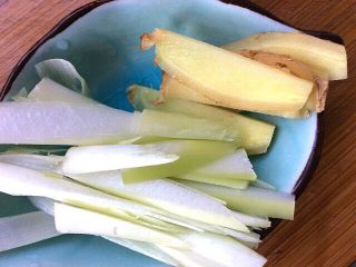 5、辣子蒜苗回锅肉,葱姜切段