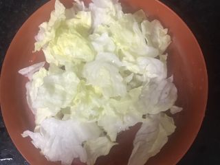 1、鸡蛋蔬菜沙拉,圆生菜洗净控干水分撕成小块