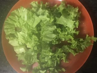 3、鸡蛋蔬菜沙拉,花叶生菜洗净控干水分切成小段