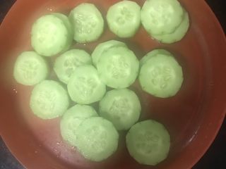 4、鸡蛋蔬菜沙拉,黄瓜去皮切成薄片