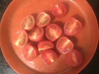 5、鸡蛋蔬菜沙拉,小番茄洗净对半切开