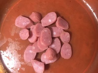 6、鸡蛋蔬菜沙拉,火腿肠切薄片