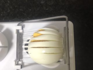 8、鸡蛋蔬菜沙拉,切成薄片