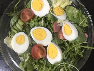 9、鸡蛋蔬菜沙拉,将所有食材放入大碗