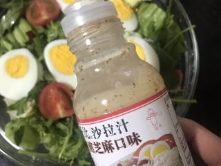 10、鸡蛋蔬菜沙拉,淋上芝麻口味沙拉酱