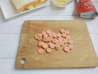 2、吐司披萨,火腿肠切薄片