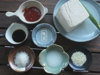 1、糖醋脆皮豆腐,准备好材料;