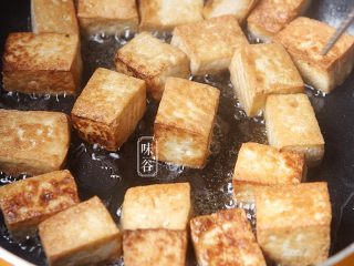 10、糖醋脆皮豆腐,煎至金黄,煎好后到处多余的油;