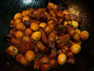 7、红烧肉炖鹌鹑蛋,将事先煮熟去皮的鹌鹑蛋倒入锅中，再放少许盐，混合均匀，继续小火焖烧20分钟左右，收汁，只留少量的汤汁；