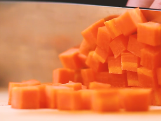 2、大阪烧,胡萝卜切丁。