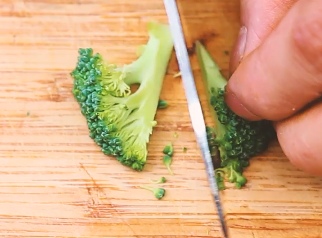 3、大阪烧,西蓝花切小。