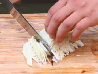 4、大阪烧,包菜切碎。