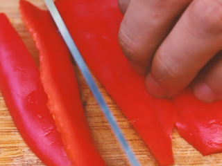 5、大阪烧,青椒、红椒切丁。