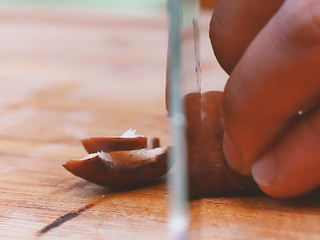 6、大阪烧,蘑菇切片。