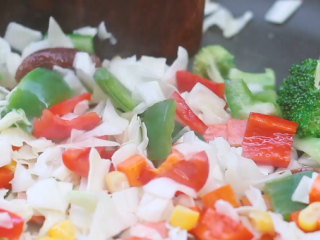 7、大阪烧,倒入锅内翻炒,倒入玉米粒。