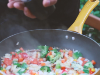 8、大阪烧,加盐和白胡椒粉调味。