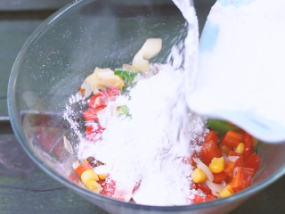 9、大阪烧,炒好后倒入容器内,加入面粉和牛奶搅拌均匀。