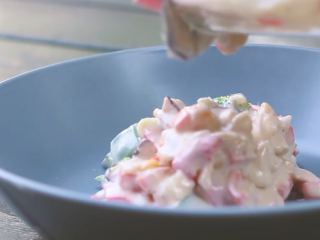 10、大阪烧,倒入容器内,备用。