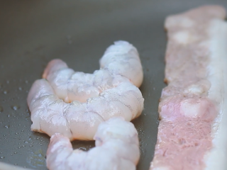 11、大阪烧,将虾仁和培根煎一下,加盐和白胡椒粉调味,备用。