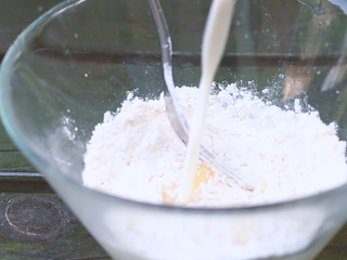 12、大阪烧,将鸡蛋、牛奶、面粉搅拌均匀成糊状。