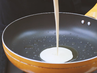 13、大阪烧,倒入锅内煎成饼。