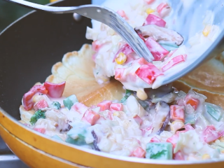 14、大阪烧,面倒入搅拌好的食材。