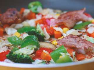 15、大阪烧,摆上虾仁和培根,洒上木鱼丝。