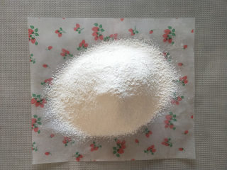 2、酸奶南瓜派,低筋面粉过筛备用。