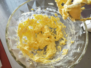 4、酸奶南瓜派, 加入蛋黄，打发呈乳霜状。