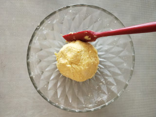 8、酸奶南瓜派, 用刮刀切拌均匀。开始感觉会比较干，耐心用刮刀切拌和按压。慢慢就成团了，不要用手过度揉搓。