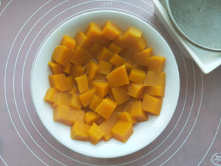 11、酸奶南瓜派,上锅蒸至南瓜熟透。