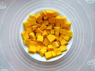10、酸奶南瓜派,松弛派皮的时间来做南瓜馅。将南瓜去皮切成小块。